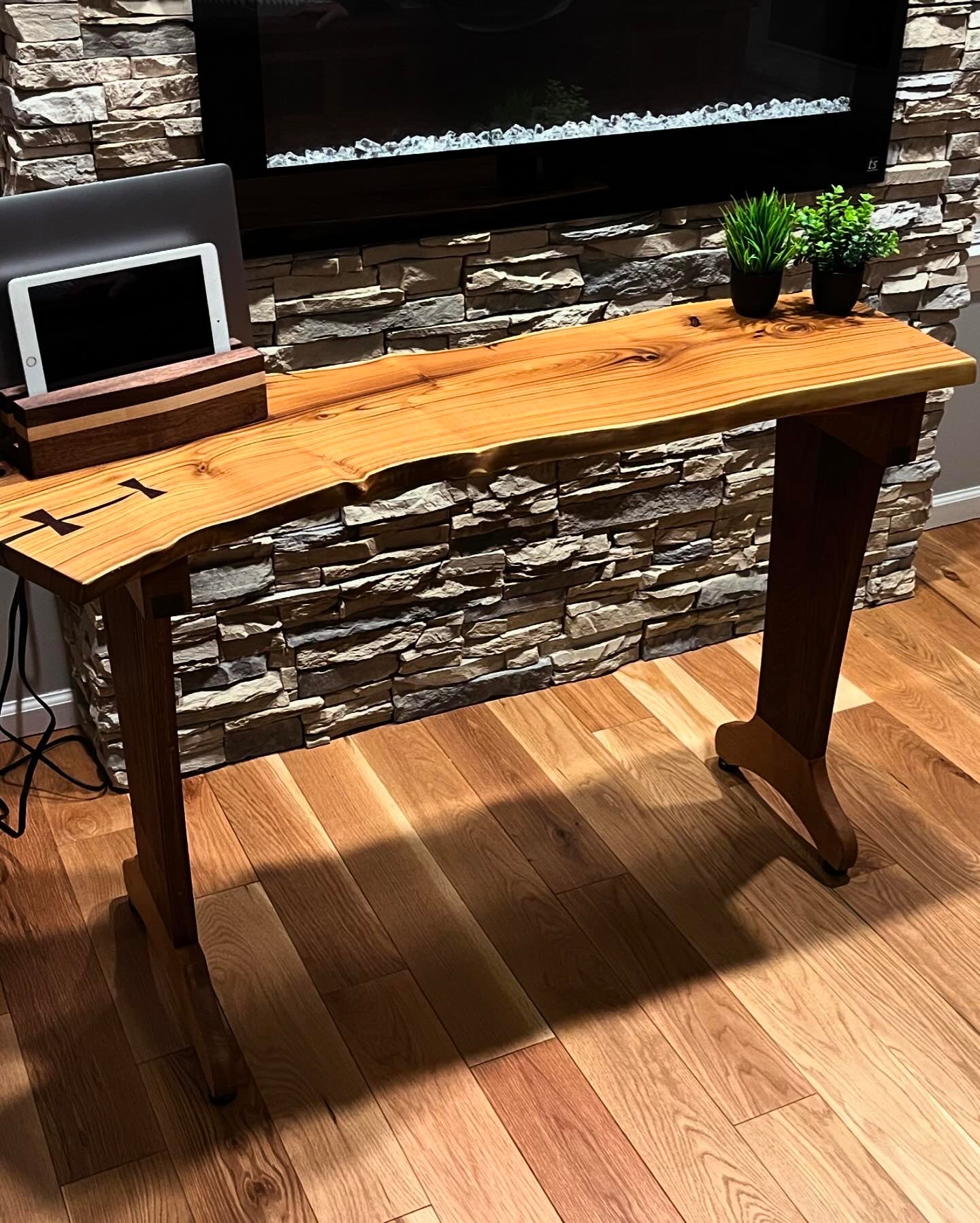 Live Edge Desk — item 0006